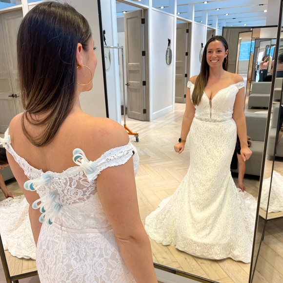 Kleinfeld’s Brand New, Never Worn, Never Altered Wedding Dress - Picture 4 of 7